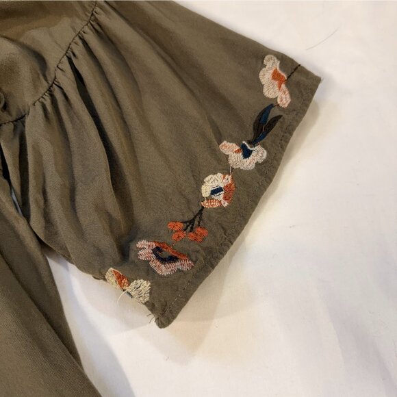 Umgee size Medium Women’s Green Floral Embroidered Boho Off Shoulder Peasant Top - Picture 4 of 7